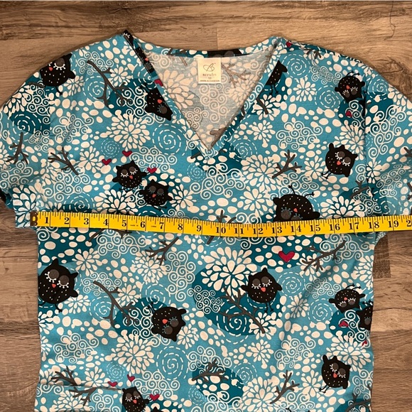 B Women's Scrub Top Size Medium Owls Floral Turquoise White - Picture 8 of 9